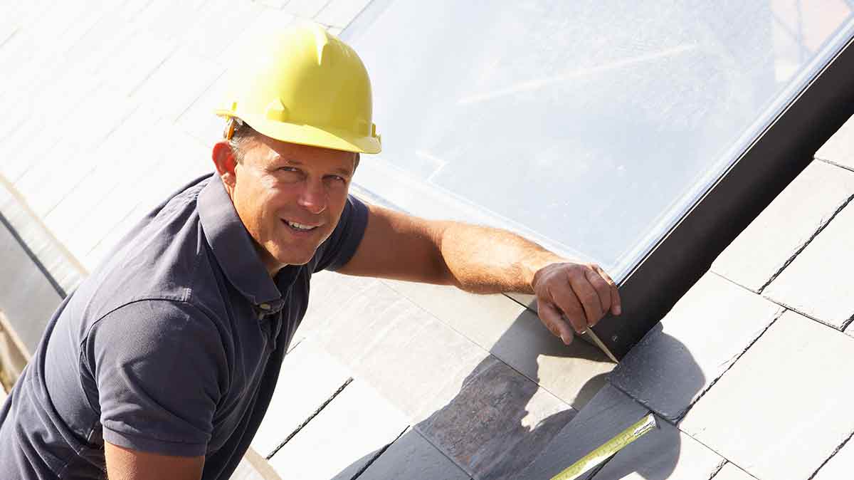 Four Reasons to Hire a Local Roofing Contractor